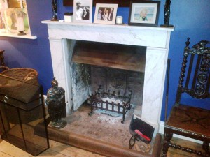 Charnwood Island I Stove: Opening fireplace with glass hood